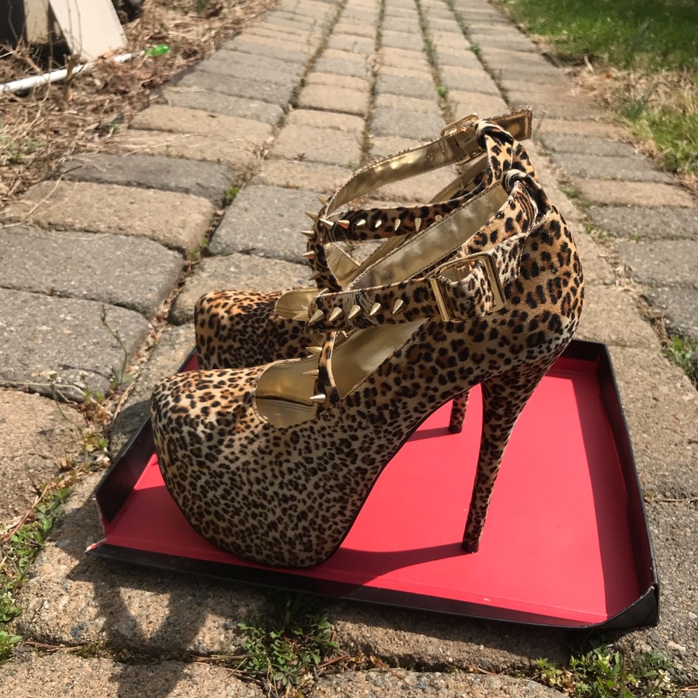 Platform leopard heels